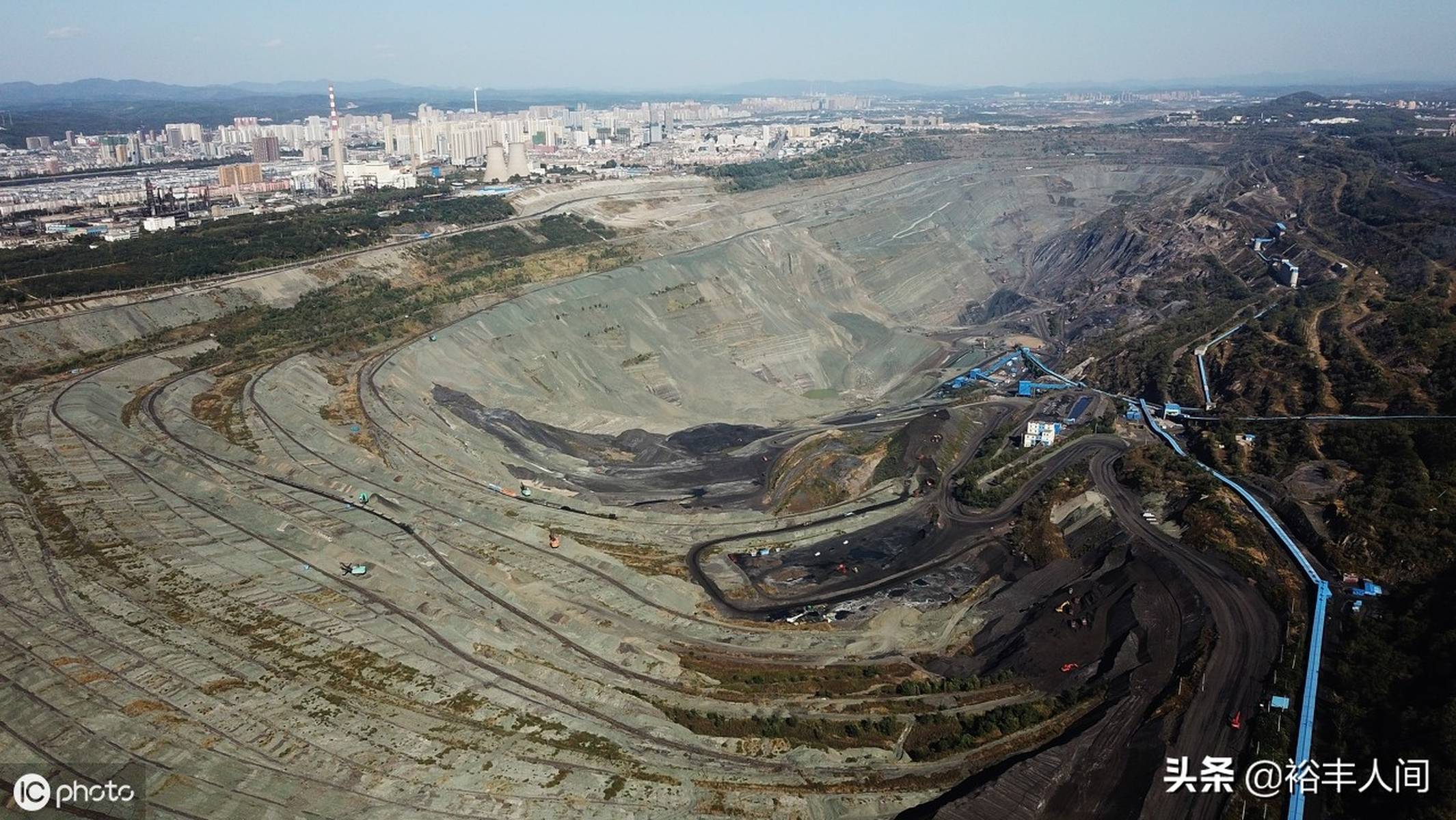 資源枯竭的&ldquo;亞洲最大礦坑&rdquo;,曾是&ldquo;搖錢樹&rdquo;,如今變成深溝險(xiǎn)壑